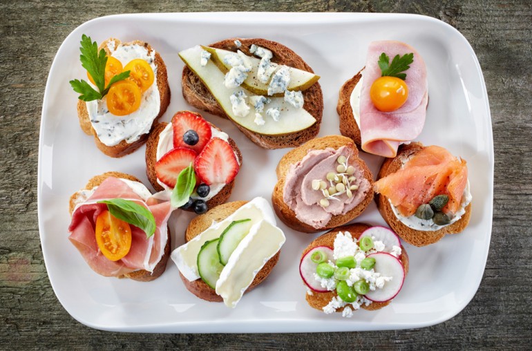 Tallerken med smørbrød med diverse pålegg